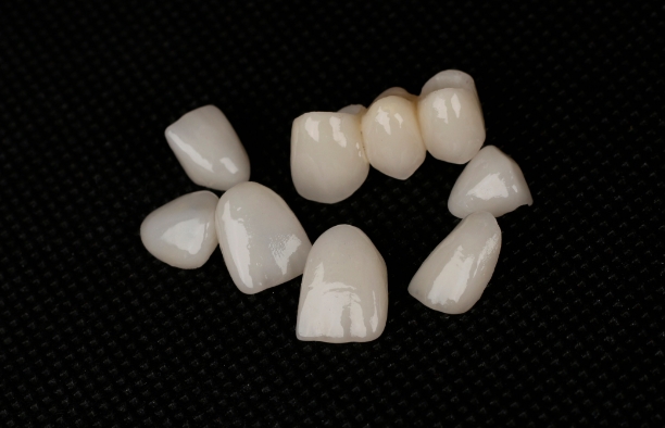 プレミアム(周りの歯に合った色)